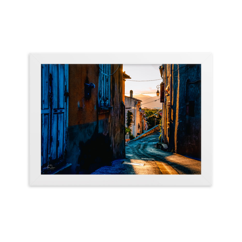 Photographie d'un matin paisible dans les rues pavées de Cuers, capturée par Adrien Louraco, illustrant la lumière dorée matinale sur les maisons provençales.