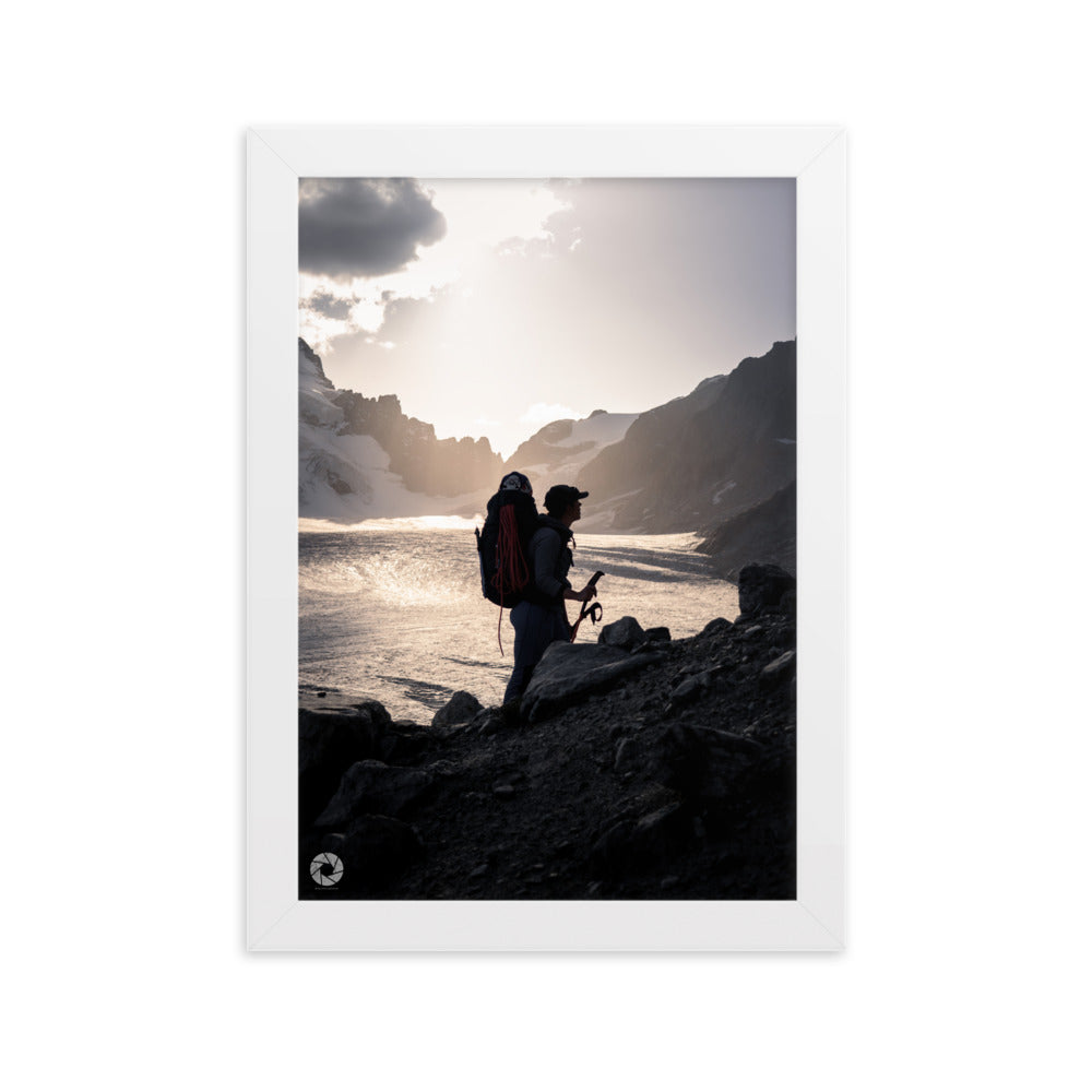 Photographie d'un randonneur face à l'immensité d'un glacier sous les rayons du crépuscule, capturée par Brad Explographie, symbolisant la confrontation entre l'homme et la nature.