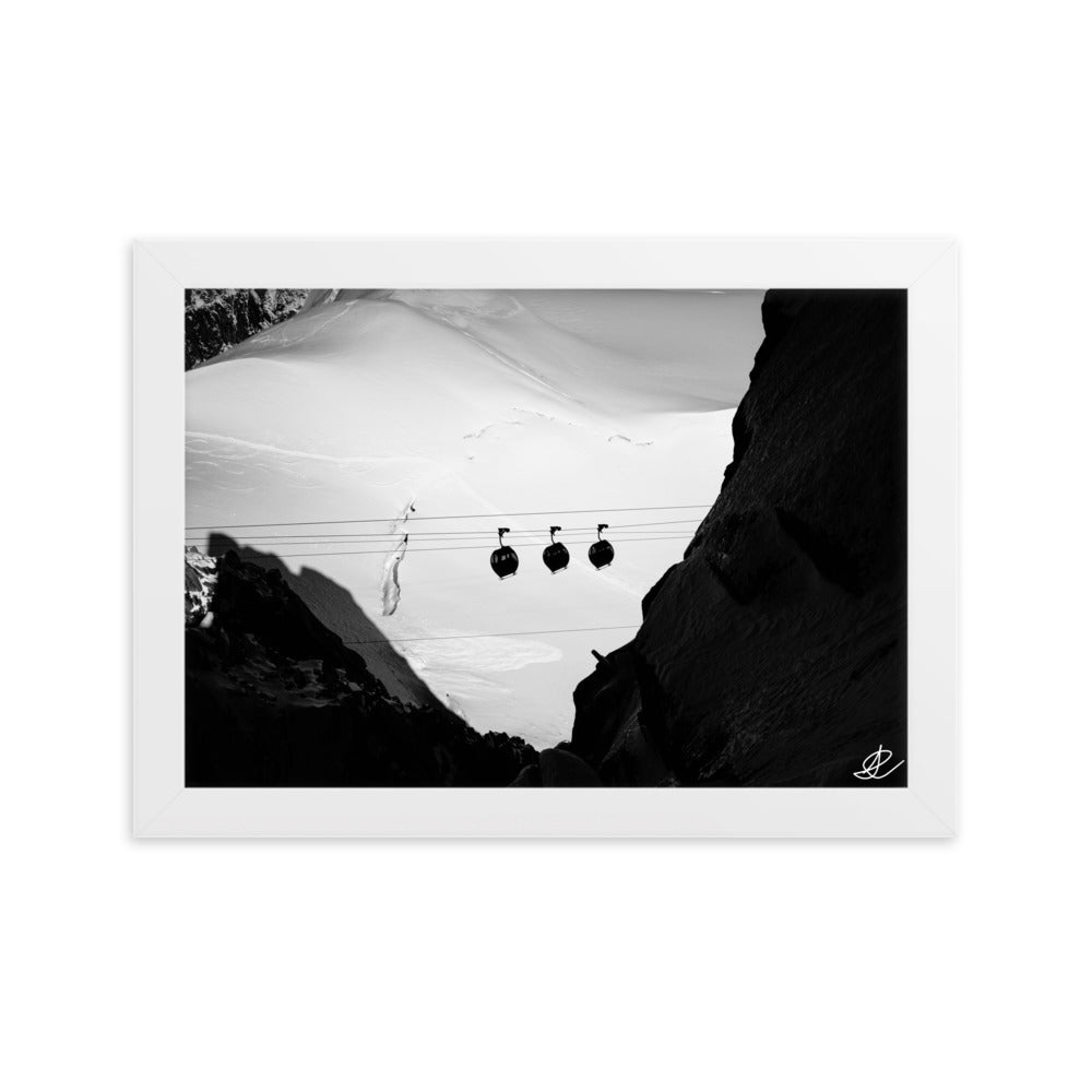 Image captivante des trois funiculaires en style vintage par Ilan Shoham, parfaite pour illustrer l'élégance et la nostalgie des voyages en montagne.