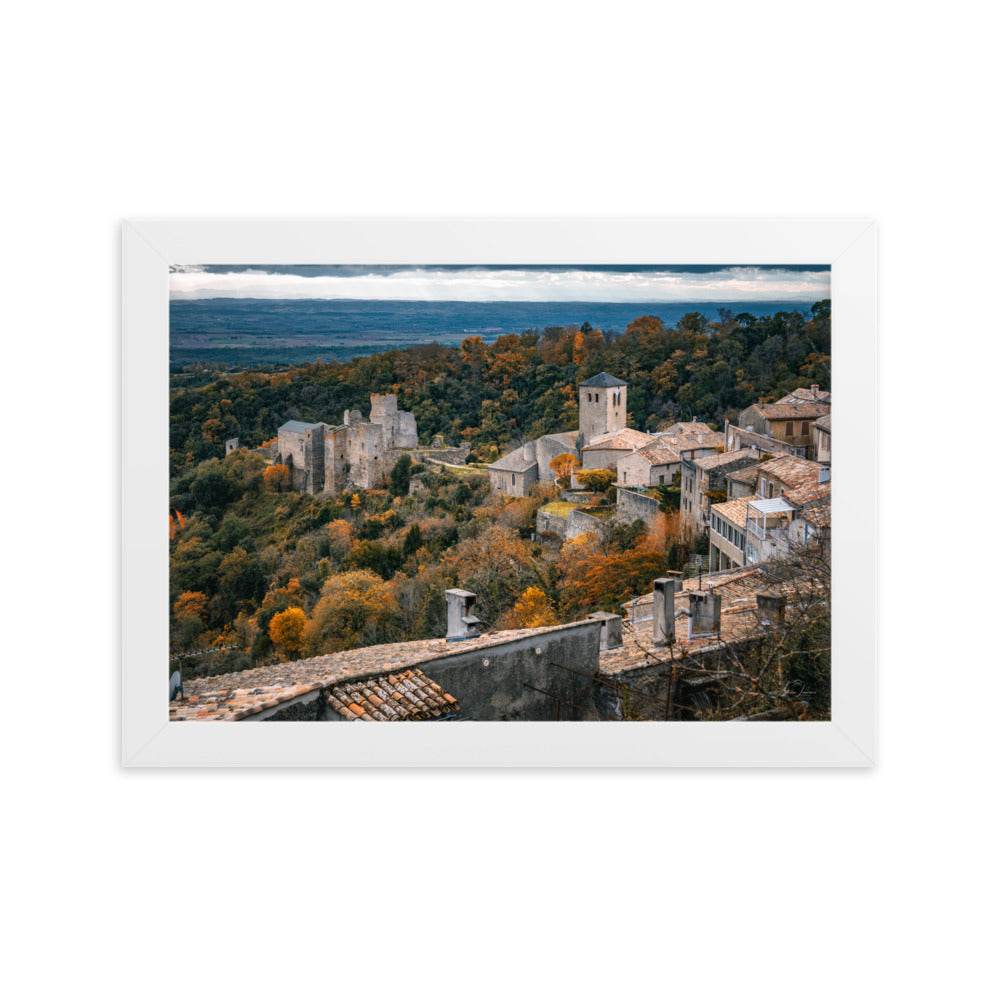 Photographie d'un village médiéval automnal, capturée par Adrien Louraco, offrant une vue pittoresque qui allie histoire et nature dans un cadre élégant.