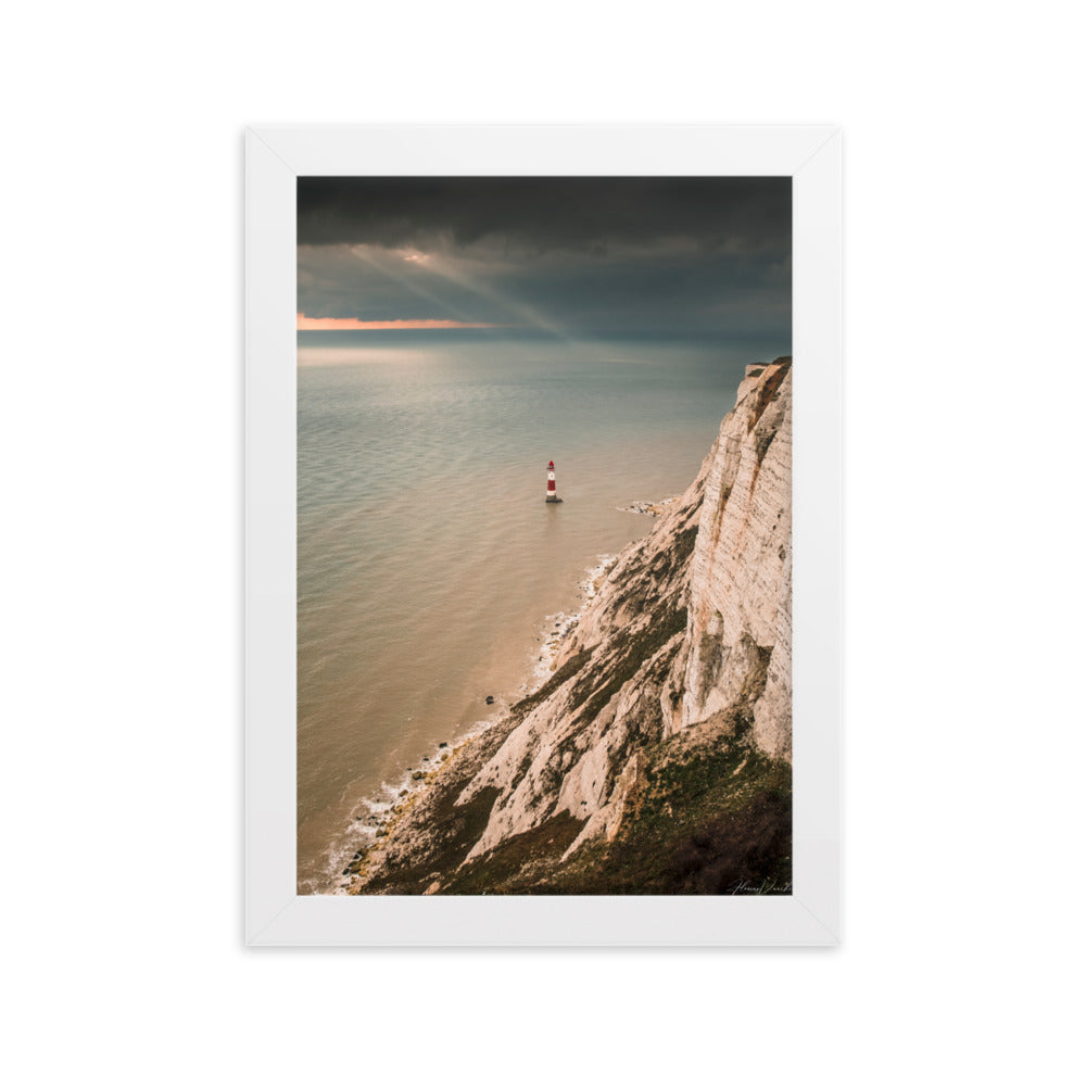 Photographie d'un phare rouge et blanc majestueux face aux vagues et un ciel dramatique, capturée par Florian Vaucher, symbolisant la tranquillité et la persévérance face aux éléments naturels.