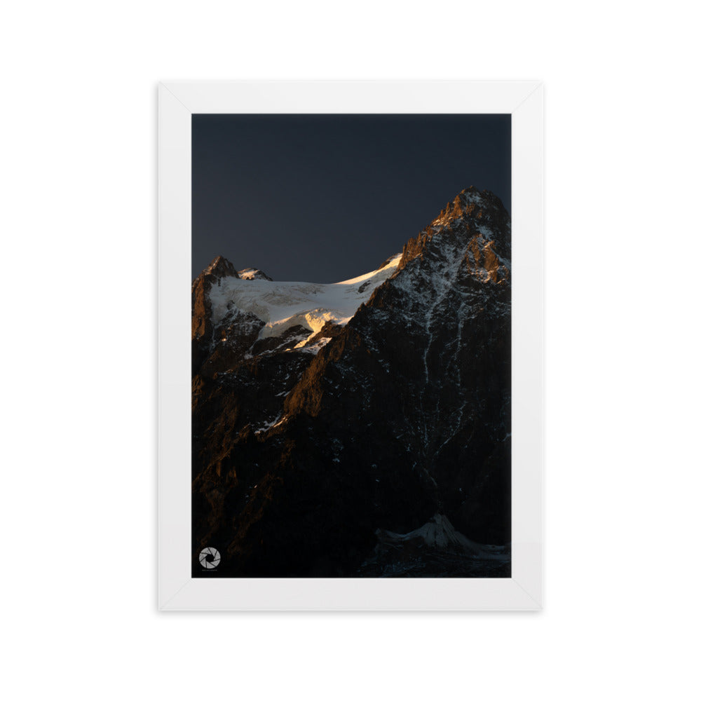 Image d'un crépuscule en montagne, une œuvre de Brad_Explographie, parfaite pour représenter la majesté et la grandeur naturelle des paysages alpins.