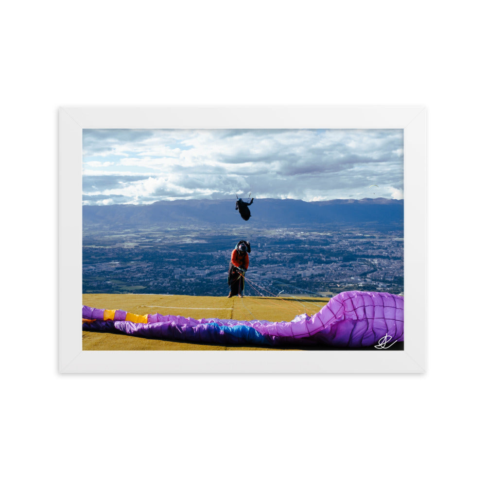 Image du poster "Préparation pour l'envol", une œuvre de Ilan Shoham, offrant une perspective unique entre terre et ciel dans l'aventure du parapente.