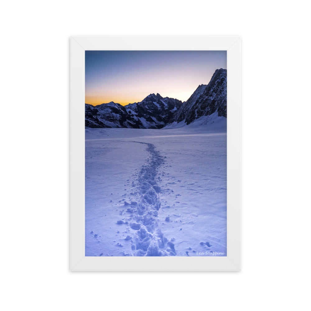 Vue du poster "Glacier Blanc", une œuvre de Léa Scappini, illustrant la lumière du matin sur les montagnes avec des nuances de lumière et d'ombre.