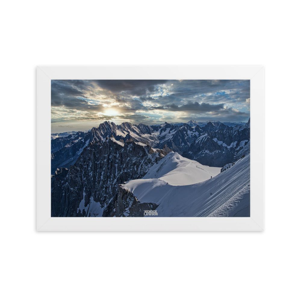Image du poster "L'Éveil des Titans" de Henock Lawson, dépeignant le spectacle naturel des Alpes au matin.