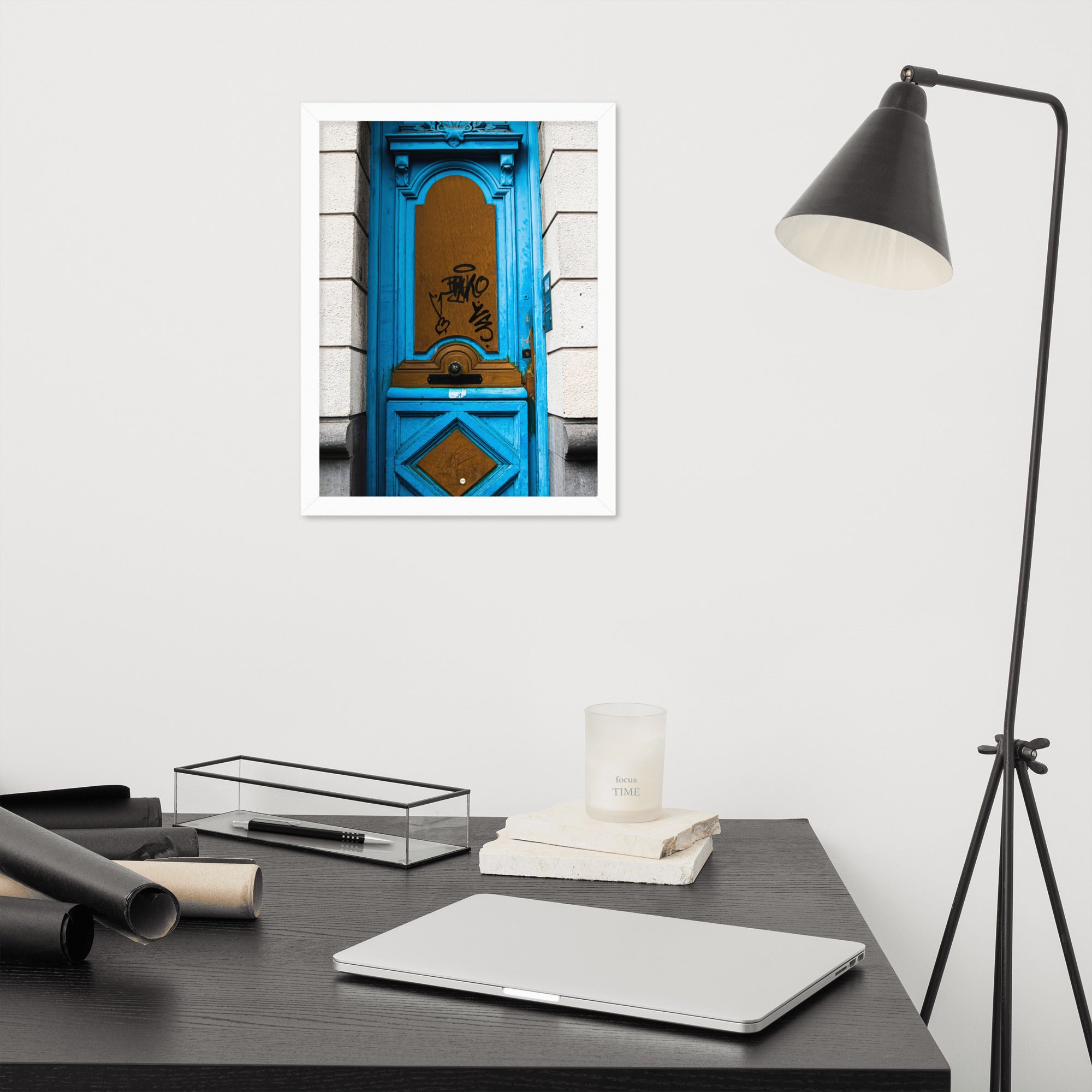 Photographie d'une élégante porte bleue, imprimée avec une précision muséale, capturant le mystère et l'intrigue de ce qui pourrait se trouver derrière elle.