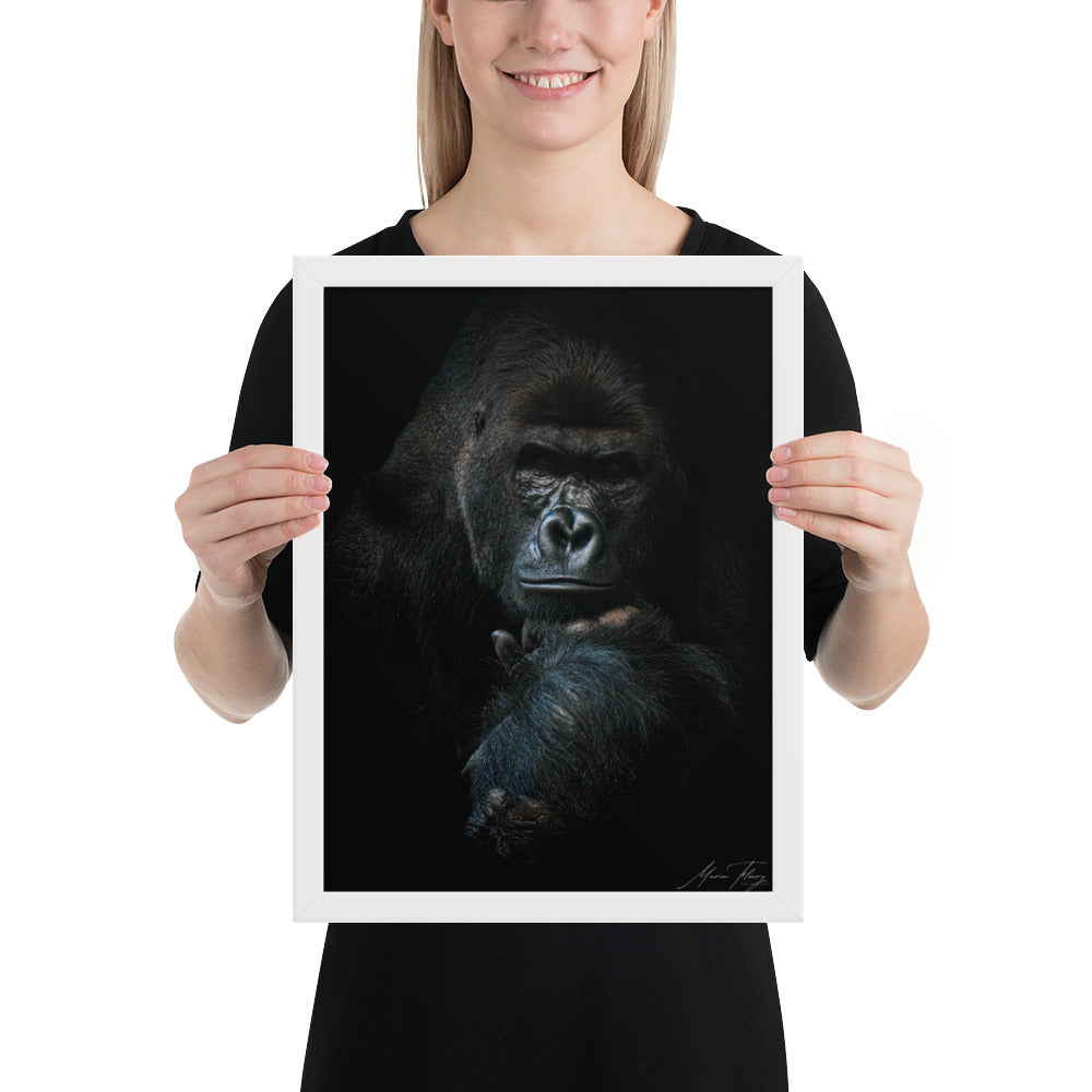 Photographie en noir et blanc d'un Gorille des plaines en méditation, signée par la célèbre photographe Maria Fleury.