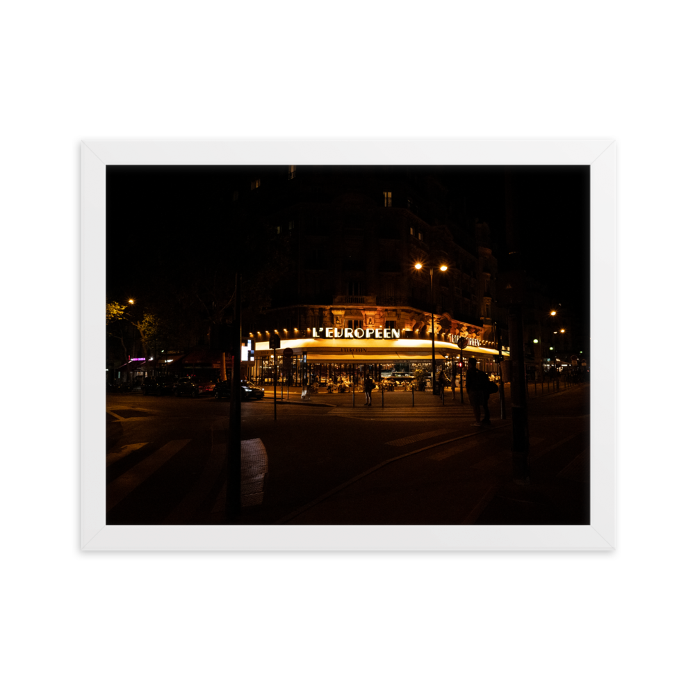 Poster mural et affiche - La terrasse du restaurant – Photographie de nuit d'une terrasse parisienne – Poster photographie, photographie murale et des posters muraux unique au monde. La boutique de posters créée par Yann Peccard un Photographe français.