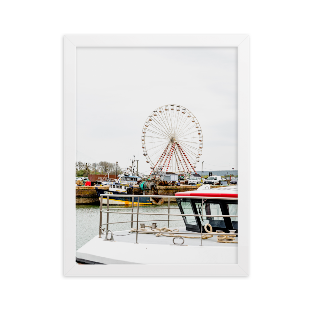 Poster de la photographie de la grande roue de Honfleur avec des bateaux en premier plan.
