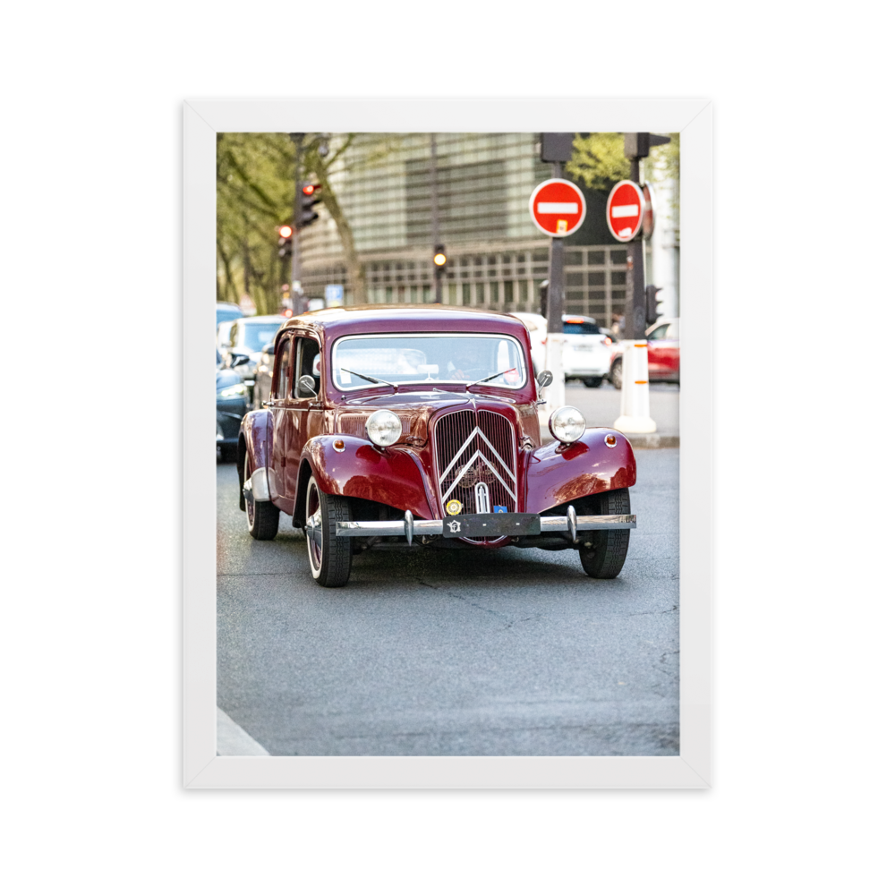 Poster de photographie d'une Citroën Traction Avant bordeaux stationnée dans les rues de Paris, près de l'Institut du Monde Arabe.