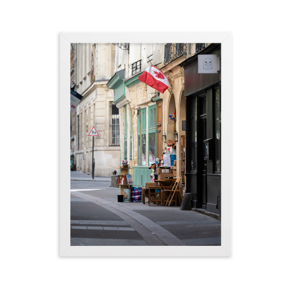 Photographie de rue à Paris avec divers objets disposés comme dans un vide-grenier.