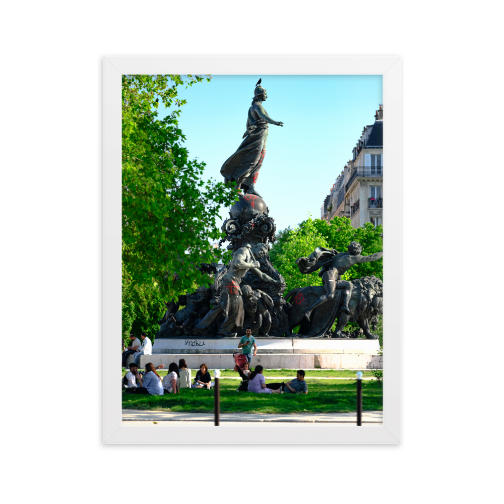 Poster de la photographie "Triomphe de la République et Anarchie", illustrant des statues représentant les triomphes de la république, marquées par des symboles anarchistes et des dessins obscènes.