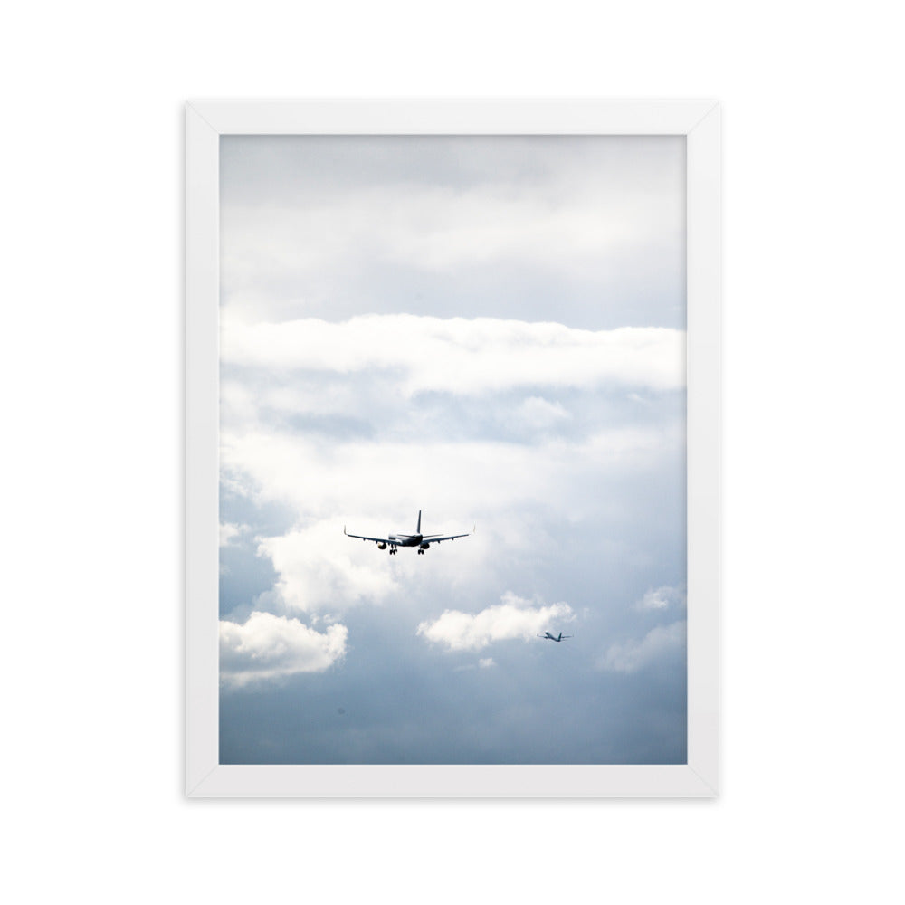 Poster de photographie des nuages avec un avion en vol au centre.