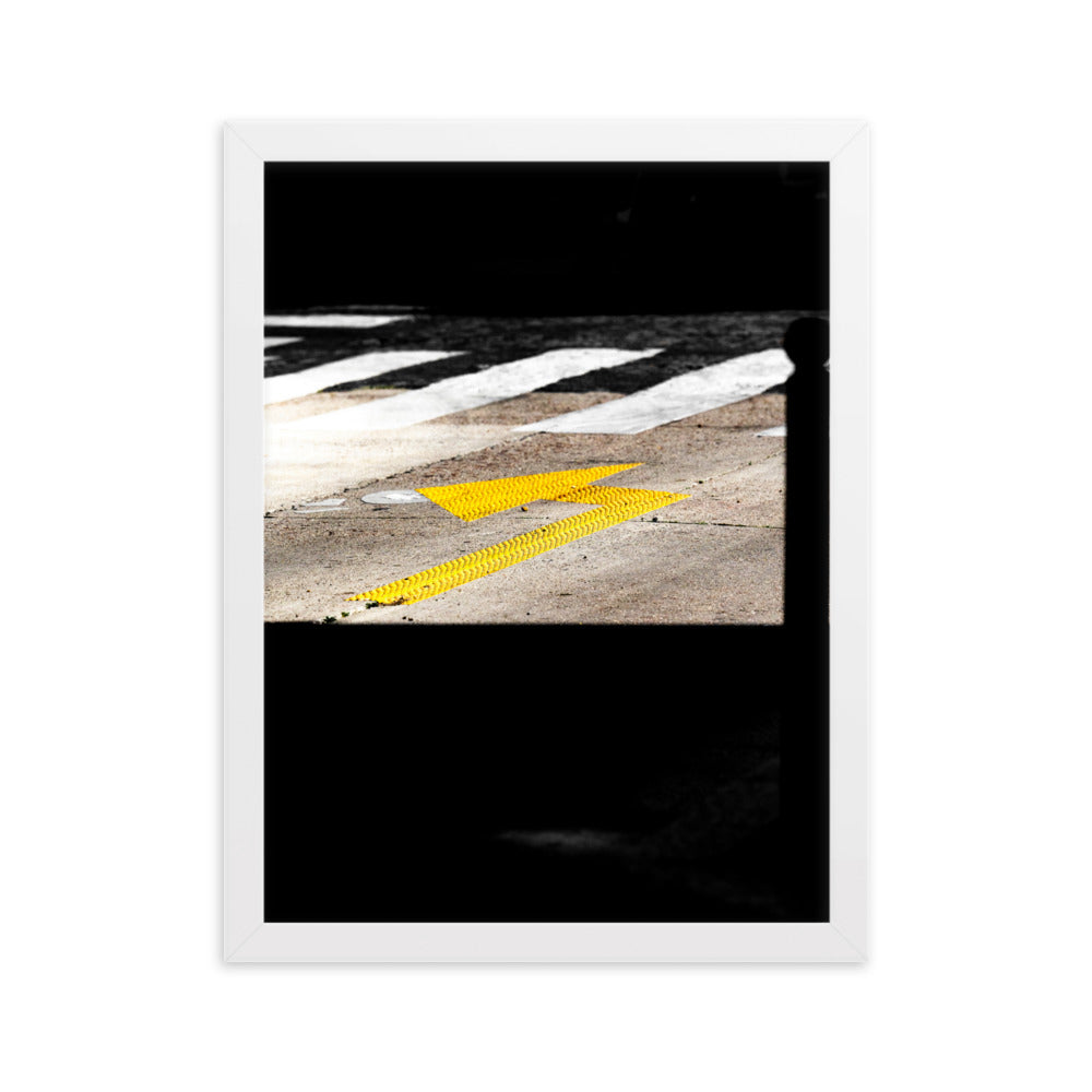 Poster 'Direction Illuminée' représentant une flèche de signalisation routière jaune éclairée par la lumière du soleil