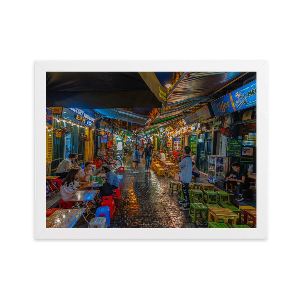 Poster 'Hanoï Nightstreet Market' offrant un aperçu des ruelles colorées et animées des marchés nocturnes de Hanoï, capturées avec maestria par le photographe Victor Marre, apportant une bouffée de la vie urbaine vibrante vietnamienne à votre espace de vie.