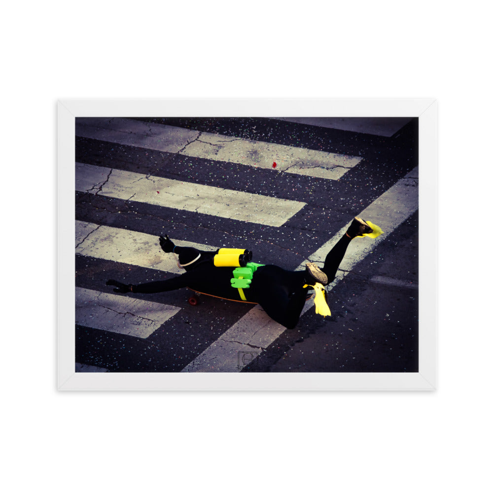 Photographie humoristique d'un homme déguisé en plongeur avec des bouteilles d'oxygène jaunes, roulant sur un skateboard dans les rues de Paris, œuvre de Hadrien Geraci.