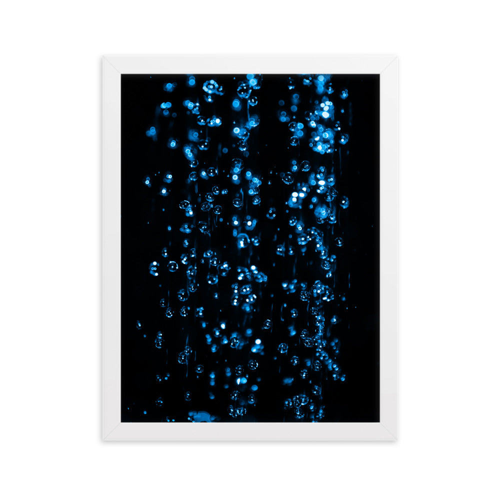 Photographie "L'eau" par Hadrien Geraci, gouttes d'eau bleues sur fond noir