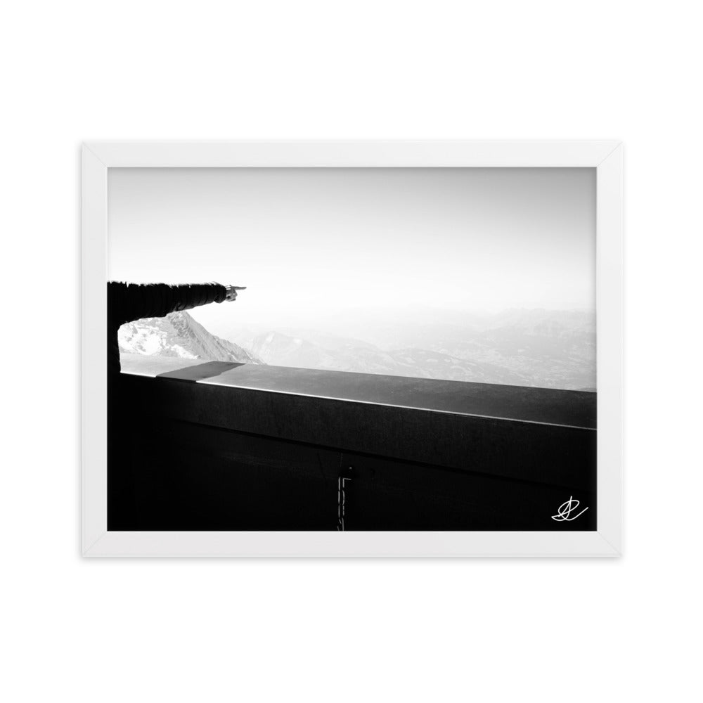 Photographie 'Au-delà de l'Horizon' par Ilan Shoham, capturant une silhouette face à des montagnes embrumées, symbolisant la contemplation et l'aventure.