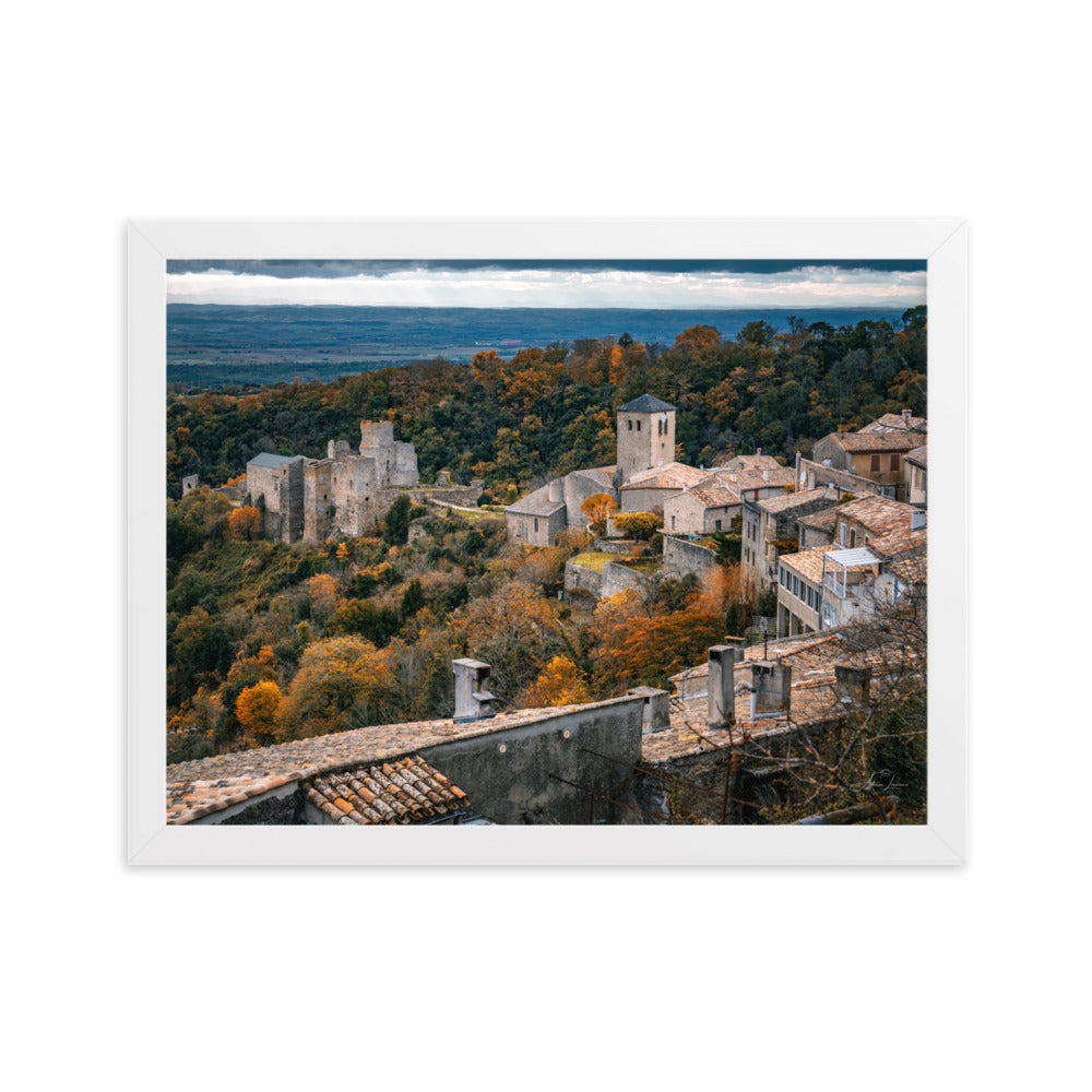 Photographie d'un village médiéval automnal, capturée par Adrien Louraco, offrant une vue pittoresque qui allie histoire et nature dans un cadre élégant.