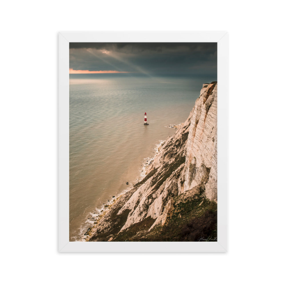 Photographie d'un phare rouge et blanc majestueux face aux vagues et un ciel dramatique, capturée par Florian Vaucher, symbolisant la tranquillité et la persévérance face aux éléments naturels.