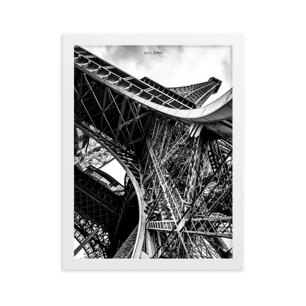 Poster "Entrejambe" par JYL.PARIS, capturant les détails architecturaux de la Tour Eiffel en treillis et en noir et blanc.