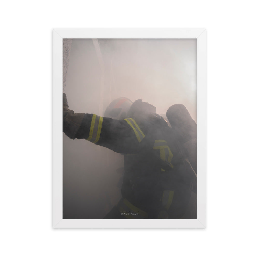 Vue du poster "Détermination", une œuvre de Math_Shoot FR, illustrant un pompier en pleine intervention, évoquant le sacrifice et le courage.