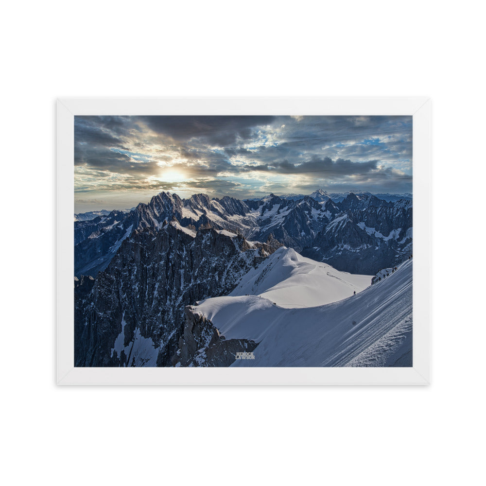 Image du poster "L'Éveil des Titans" de Henock Lawson, dépeignant le spectacle naturel des Alpes au matin.