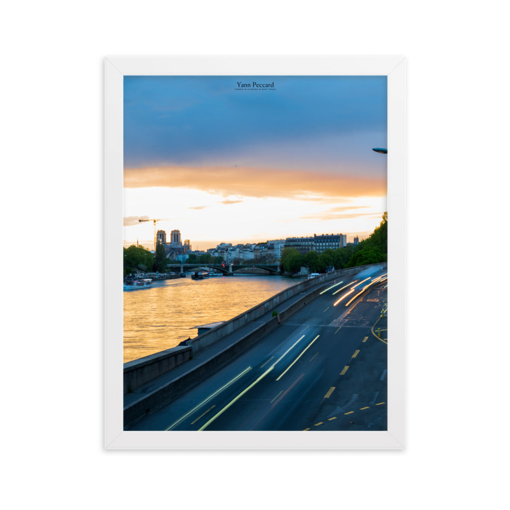 Poster "Crépuscule Parisien" par Yann Peccard, montrant une vue envoûtante de Paris au crépuscule.