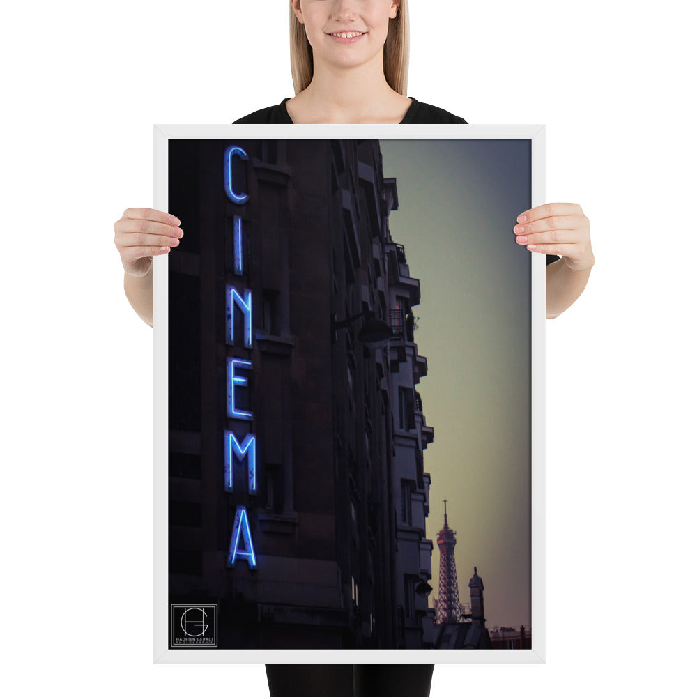 Vue nocturne de Paris avec une enseigne lumineuse 'Cinéma' au premier plan, et la majestueuse tour Eiffel en arrière-plan, œuvre signée par Hadrien Geraci.