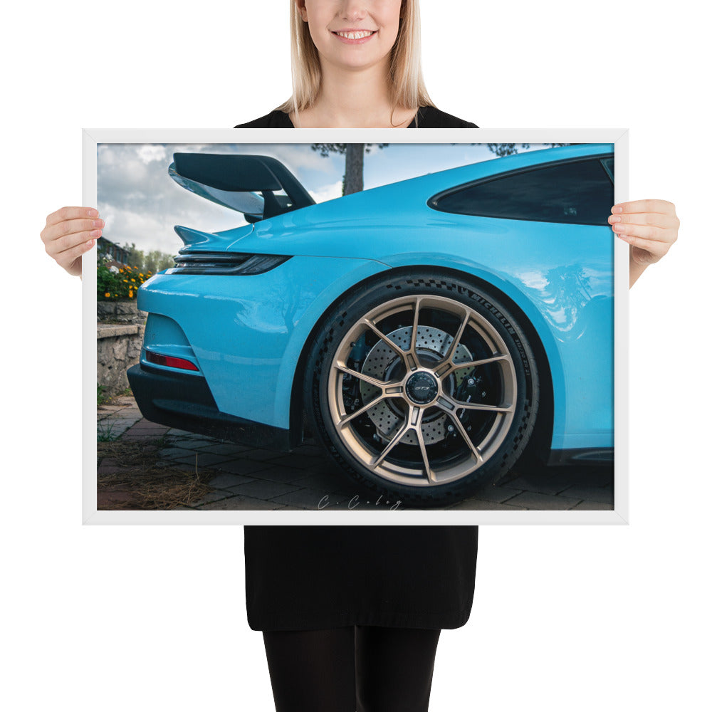 Photographie d'art '911 GT3' par Charles Coley, capturant de manière saisissante les détails d'une Porsche 911 GT3 bleu, mettant en lumière la beauté et la puissance encapsulées dans la carrosserie éclatante et les détails mécaniques minutieux, offrant un mélange d’élégance et de passion automobile à votre espace.