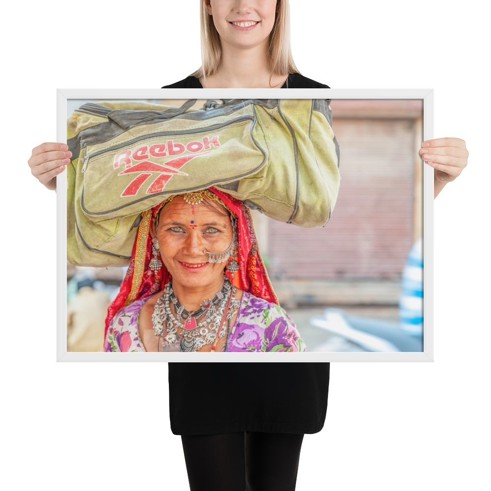 Poster 'Les Yeux de Jaisalmer' montrant une femme souriante avec des bijoux traditionnels, une œuvre de Victor Marre, introduisant la beauté et la sincérité de Jaisalmer dans votre espace intérieur.