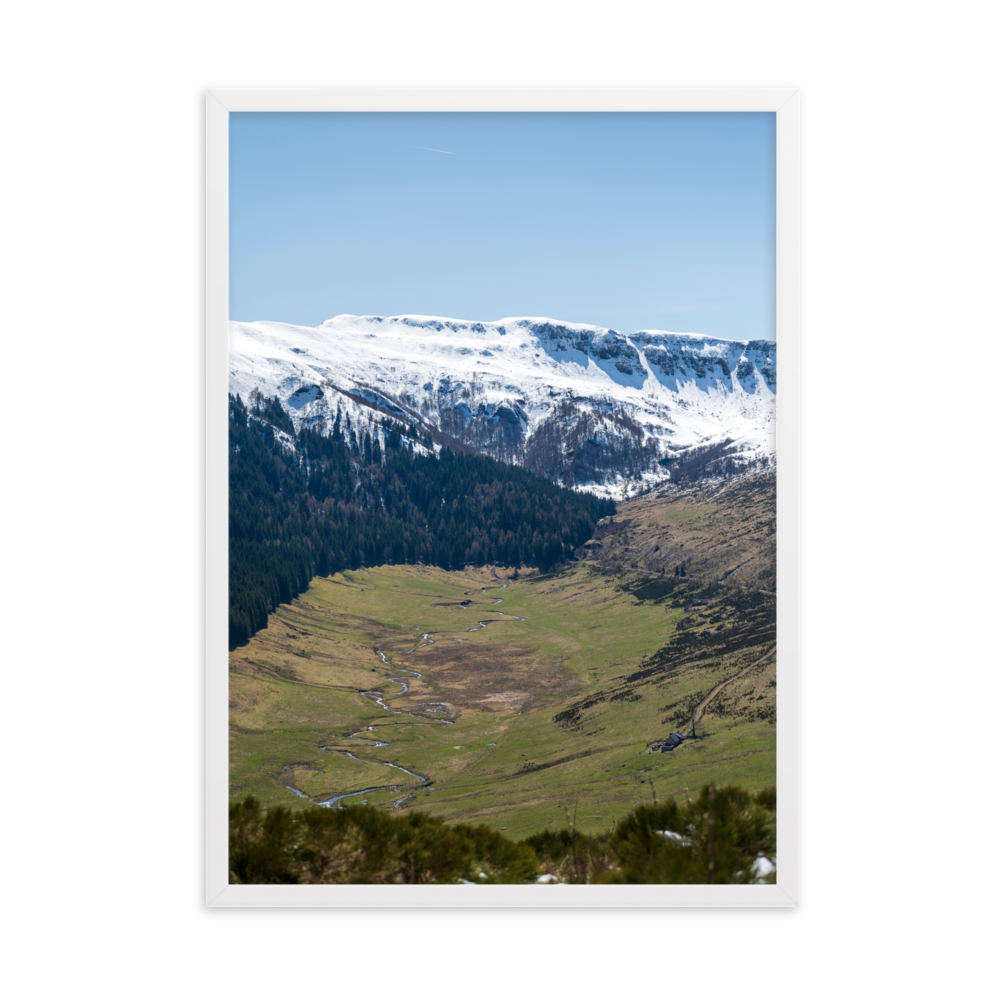 Poster d'une vallée verdoyante avec des montagnes enneigées en arrière-plan, situées dans le Cantal
