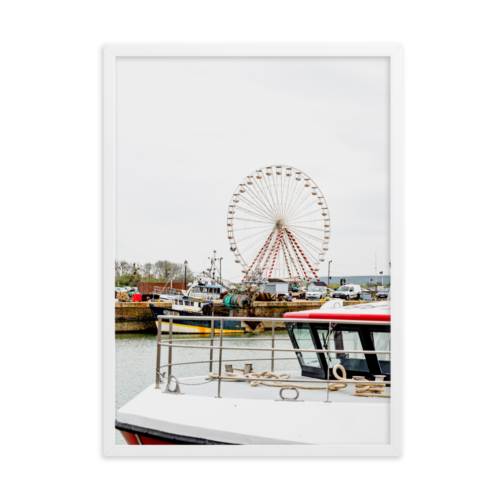 Poster de la photographie de la grande roue de Honfleur avec des bateaux en premier plan.