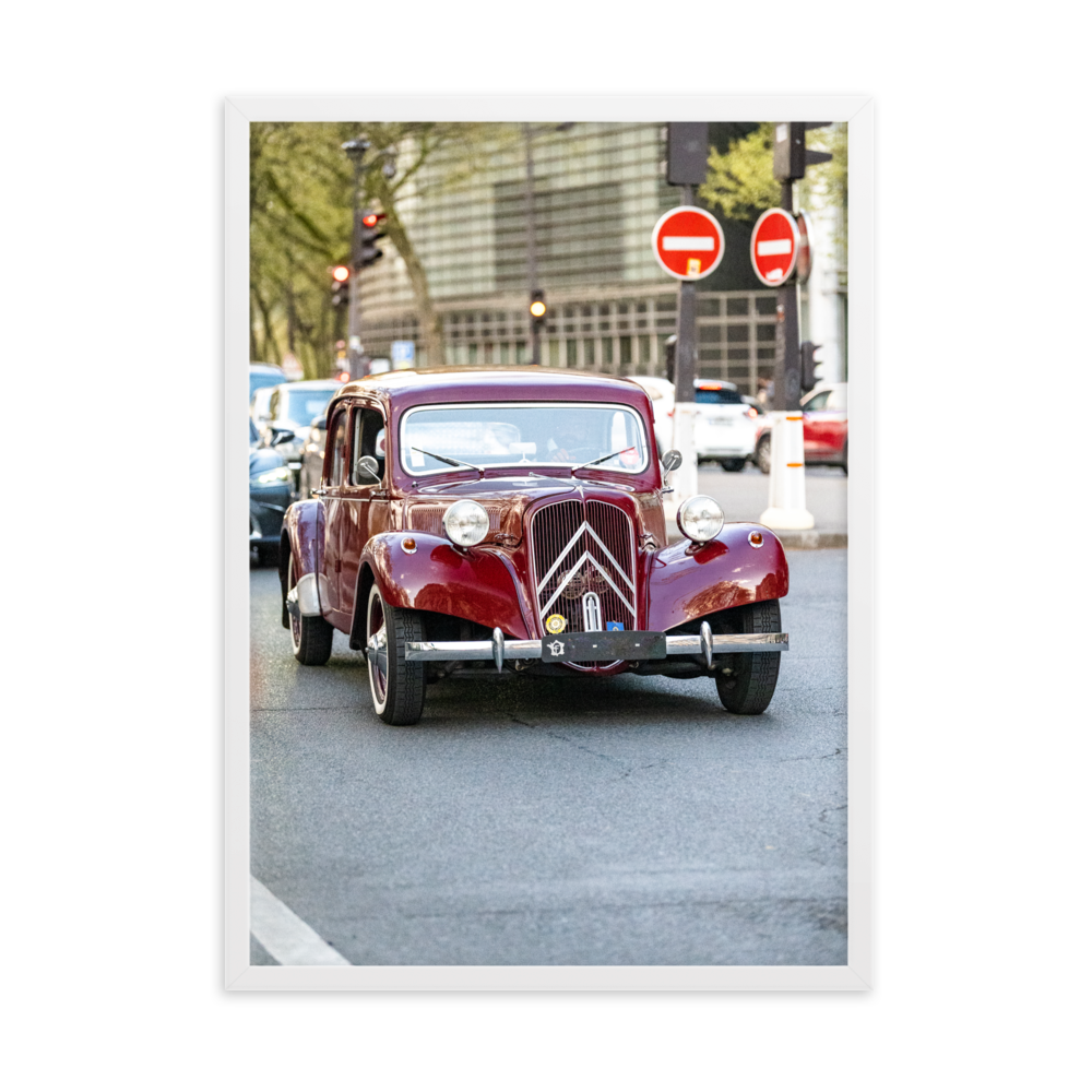 Poster de photographie d'une Citroën Traction Avant bordeaux stationnée dans les rues de Paris, près de l'Institut du Monde Arabe.