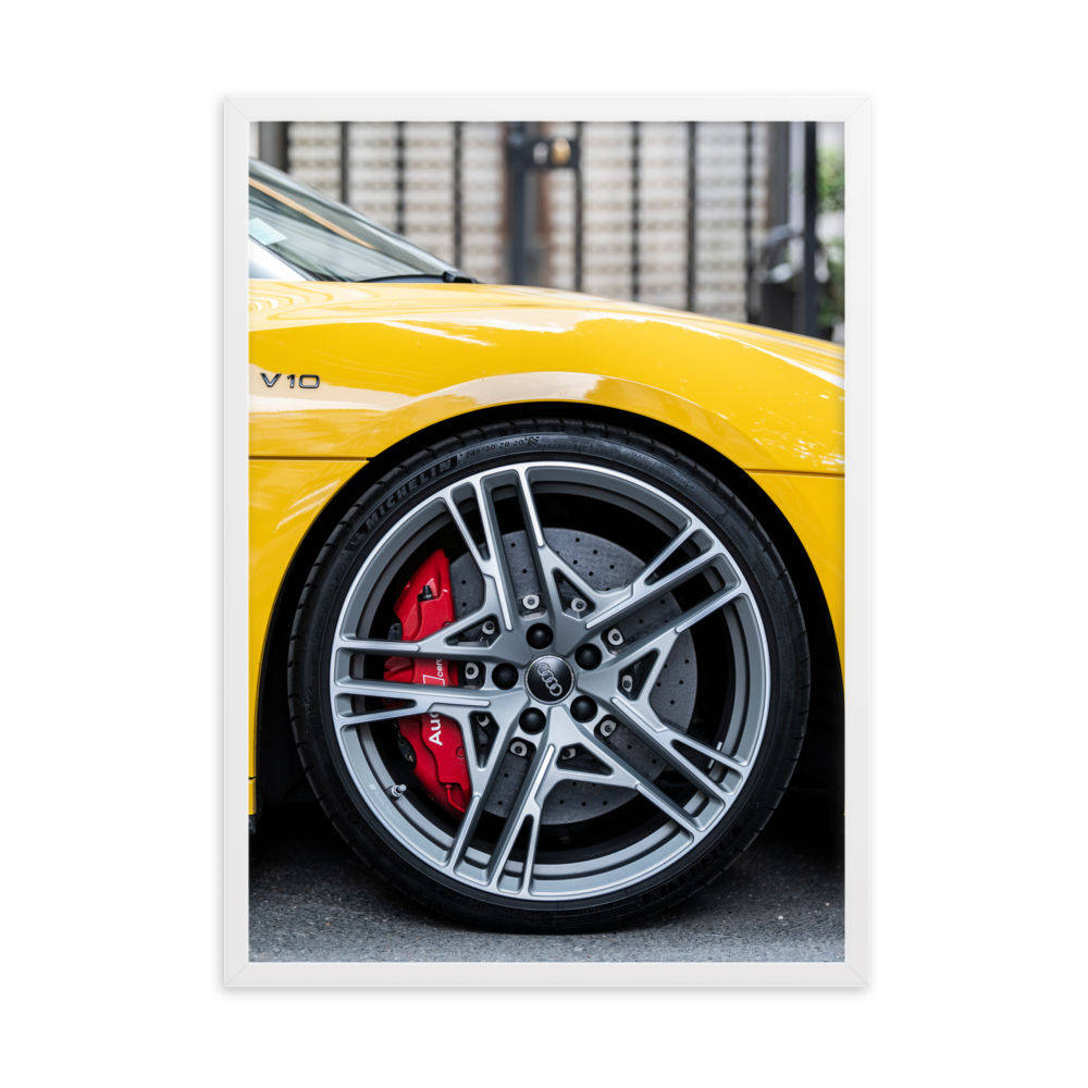 Poster de la photographie "Audi R8 V10 N03", mettant en évidence une jante de l'Audi R8 V10 de couleur jaune avec des freins en céramique.