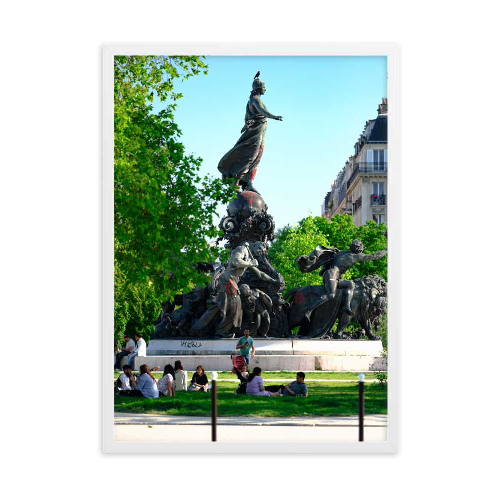 Poster de la photographie "Triomphe de la République et Anarchie", illustrant des statues représentant les triomphes de la république, marquées par des symboles anarchistes et des dessins obscènes.