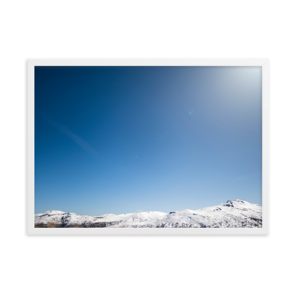 Poster de la photographie "Montagnes du Cantal N10", un vaste ciel bleu surplombant les montagnes enneigées du Cantal.
