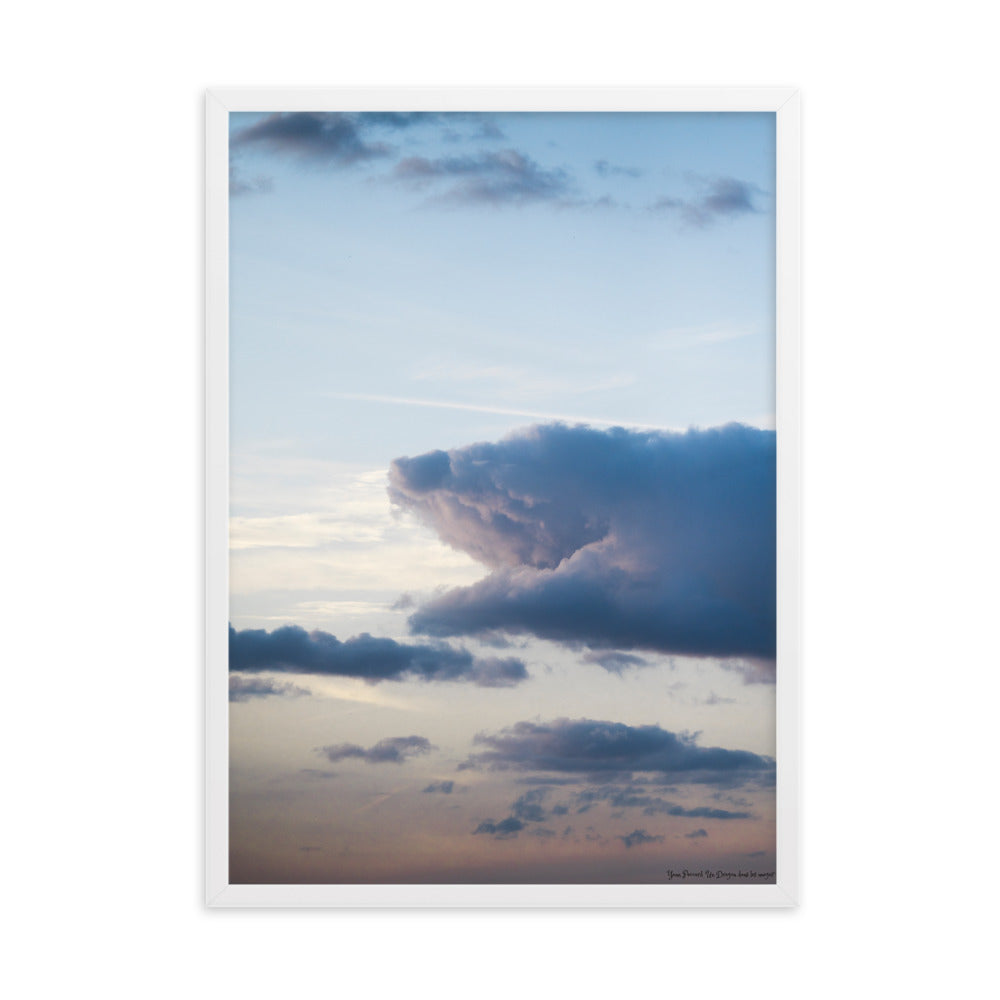 Poster encadré 'Un Dragon dans les nuages' présentant une formation nuageuse ressemblant à un dragon dans le ciel parisien.