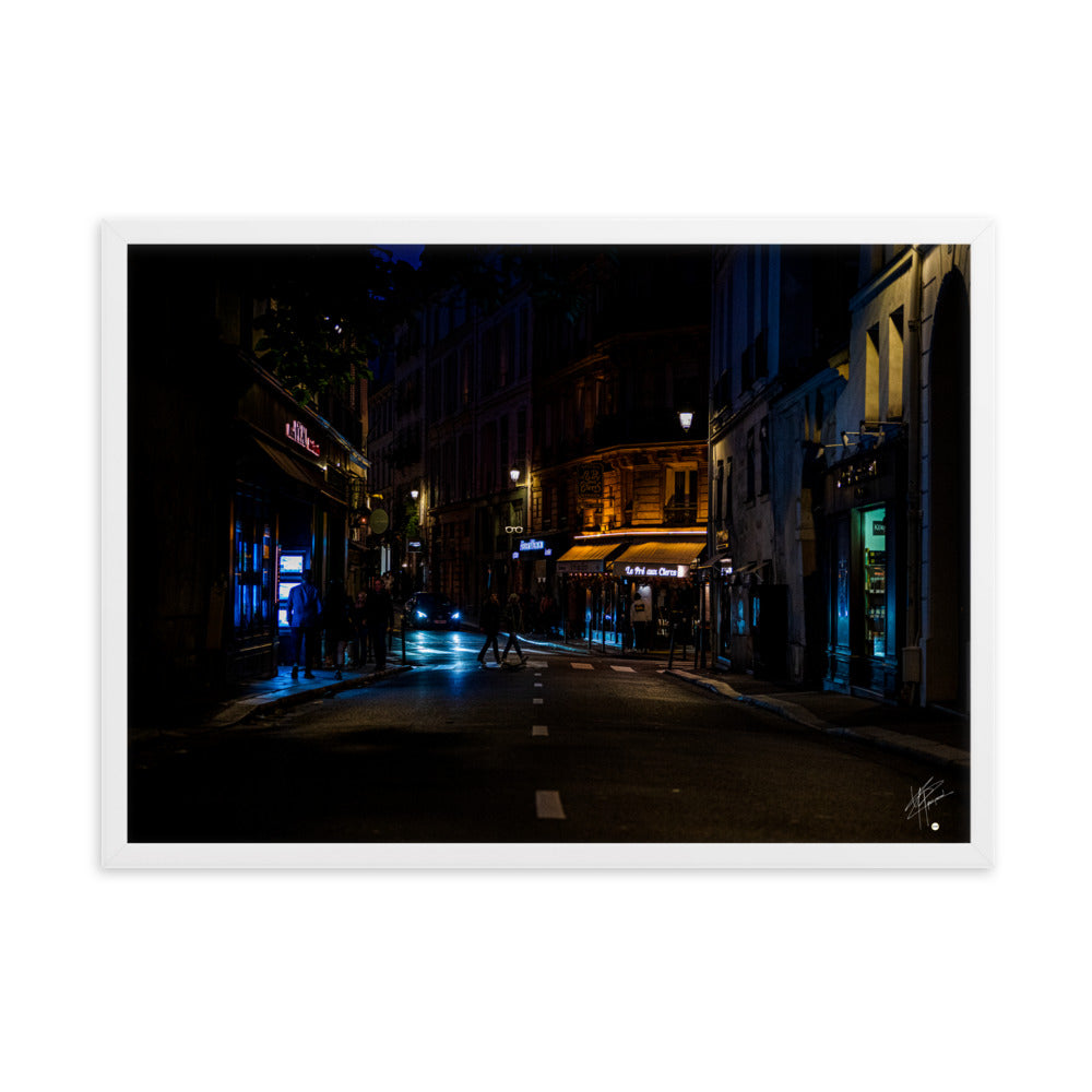 Photographie nocturne de la 'Rue Bonaparte' à Paris, capturant l'essence urbaine du 6ème arrondissement. Poster encadré et signé, reflétant le charme parisien authentique.