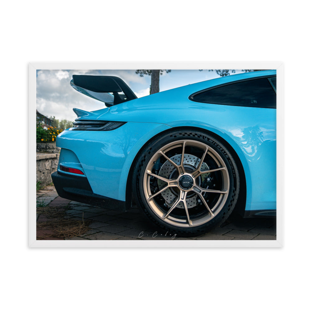Photographie d'art '911 GT3' par Charles Coley, capturant de manière saisissante les détails d'une Porsche 911 GT3 bleu, mettant en lumière la beauté et la puissance encapsulées dans la carrosserie éclatante et les détails mécaniques minutieux, offrant un mélange d’élégance et de passion automobile à votre espace.