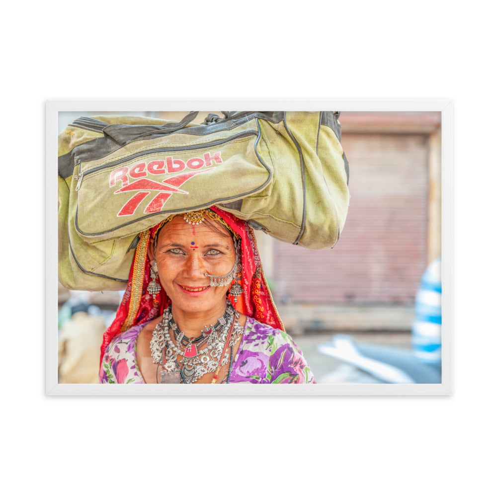 Poster 'Les Yeux de Jaisalmer' montrant une femme souriante avec des bijoux traditionnels, une œuvre de Victor Marre, introduisant la beauté et la sincérité de Jaisalmer dans votre espace intérieur.