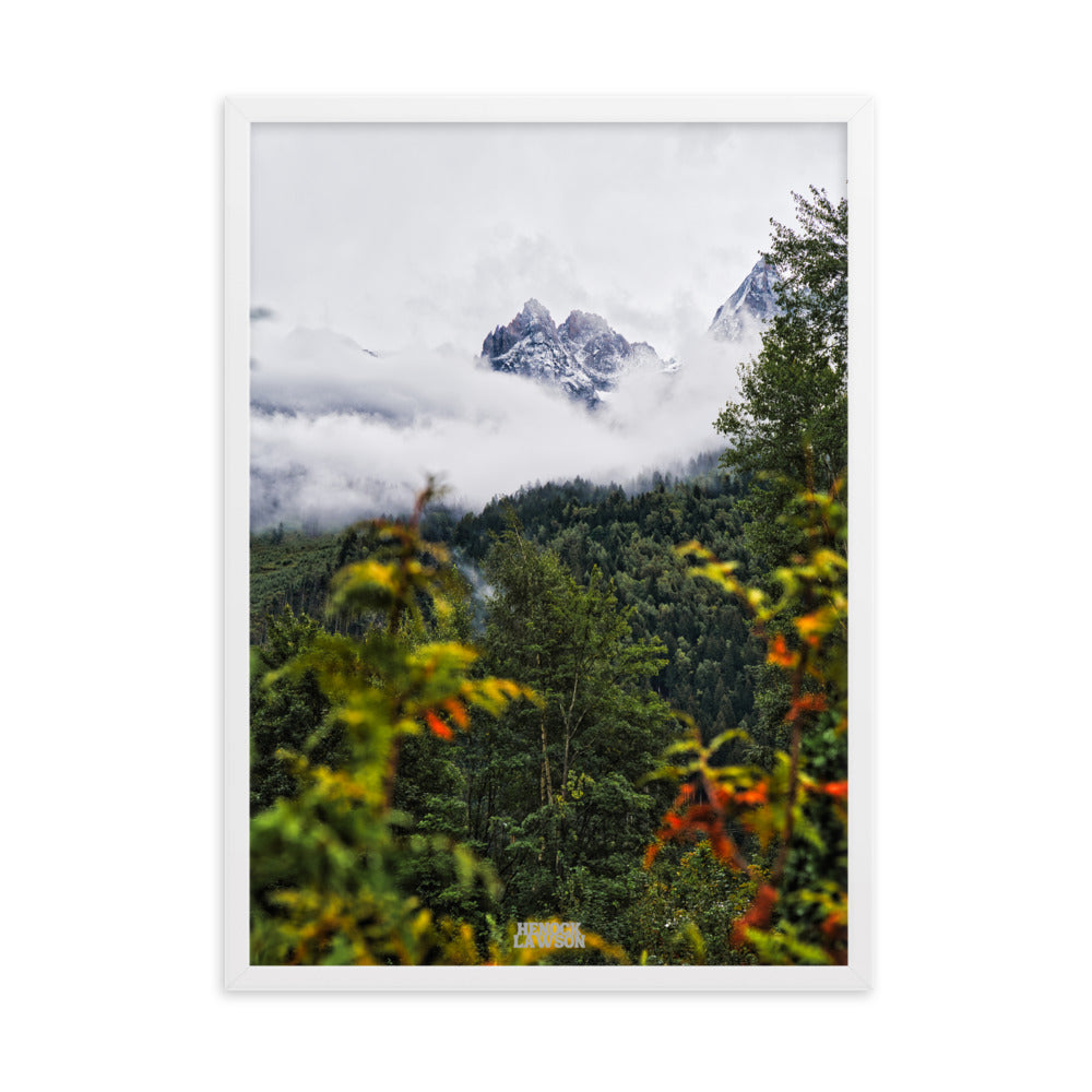 Photographie '2 mondes' par Henock Lawson, illustrant la rencontre entre une forêt luxuriante et des montagnes enneigées, symbolisant l'harmonie naturelle.