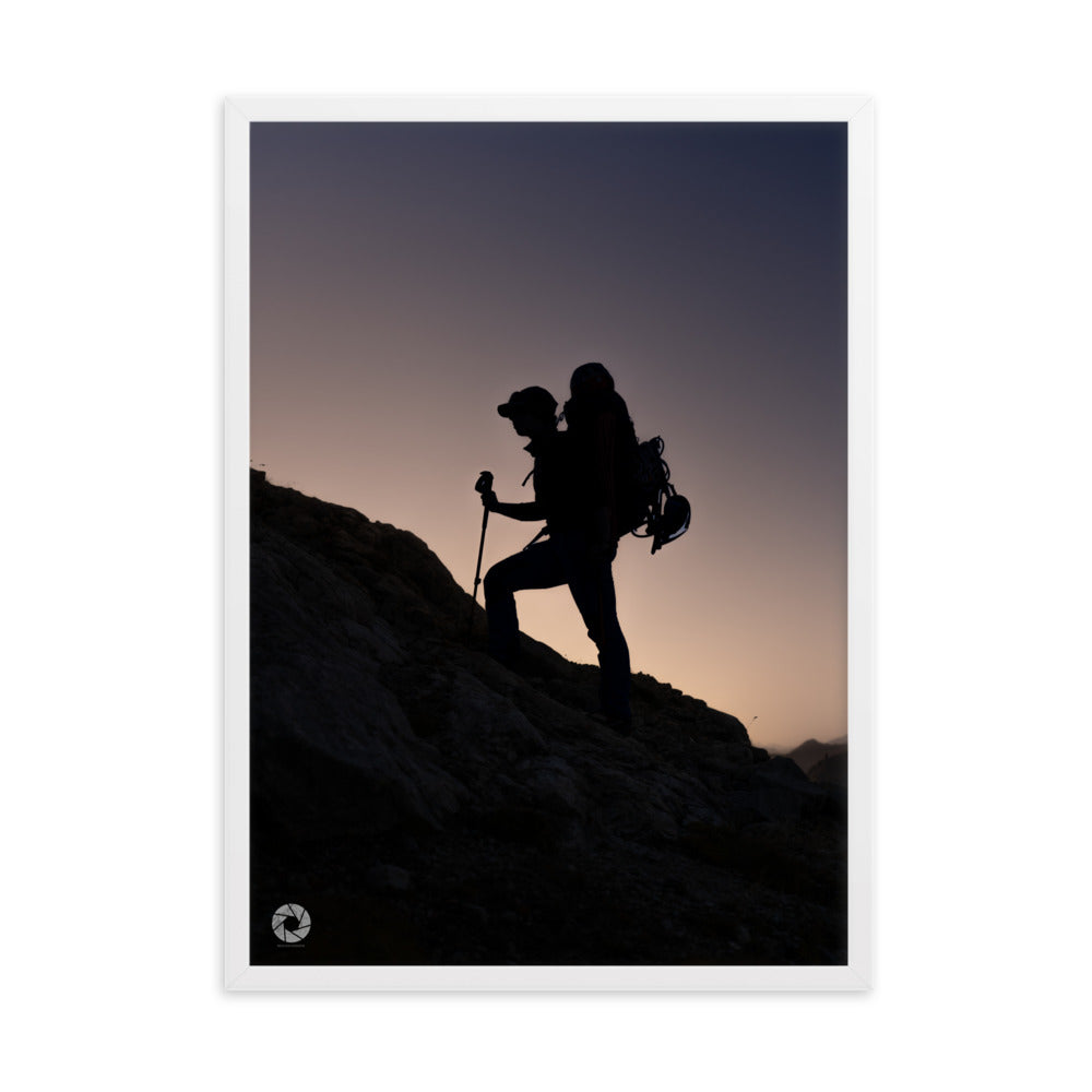 Explorez l'esprit d'aventure avec le poster "Ascension au Crépuscule" de Brad Explographie. Capturant un randonneur solitaire en montagne au crépuscule, cette œuvre imprimée sur papier mat épais inspire exploration et sérénité.