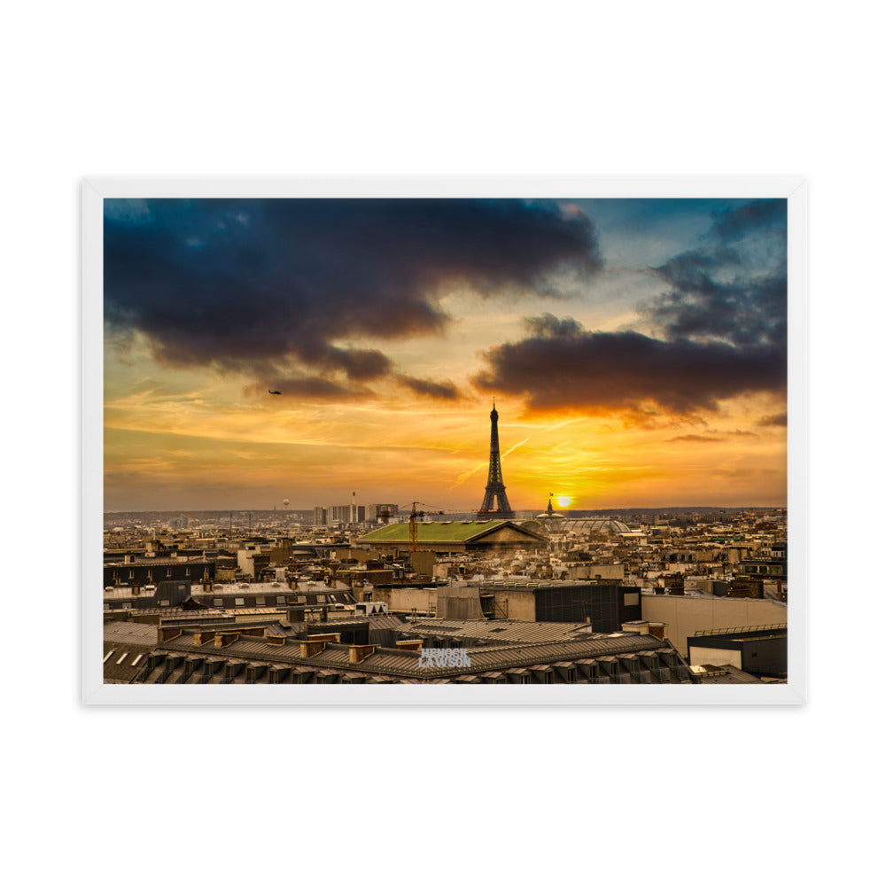 Image impressionnante d'un coucher de soleil sur Paris avec la Tour Eiffel en silhouette, une œuvre de Henock Lawson, parfaite pour capturer l'essence de la capitale française.