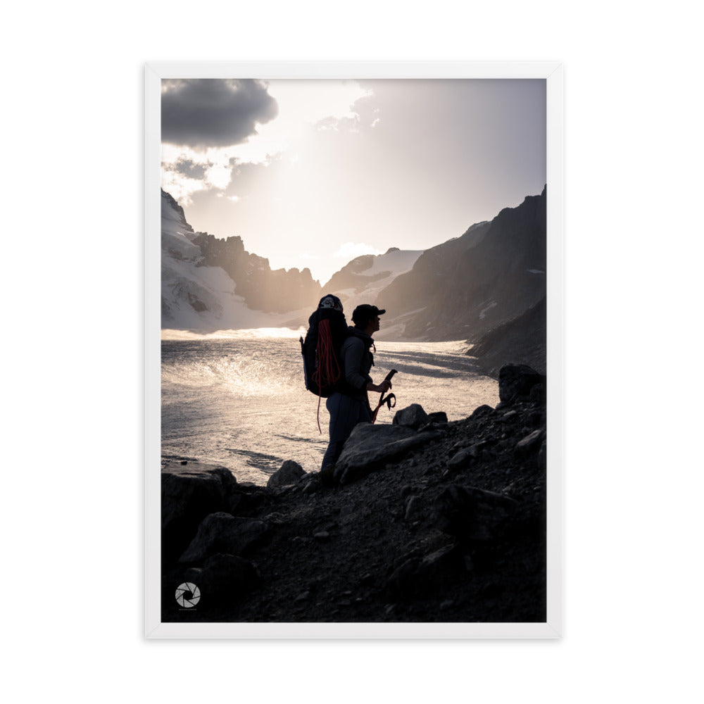 Photographie d'un randonneur face à l'immensité d'un glacier sous les rayons du crépuscule, capturée par Brad Explographie, symbolisant la confrontation entre l'homme et la nature.