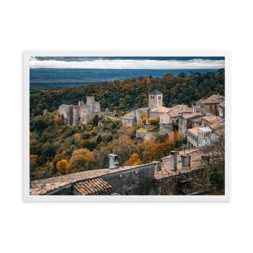 Photographie d'un village médiéval automnal, capturée par Adrien Louraco, offrant une vue pittoresque qui allie histoire et nature dans un cadre élégant.