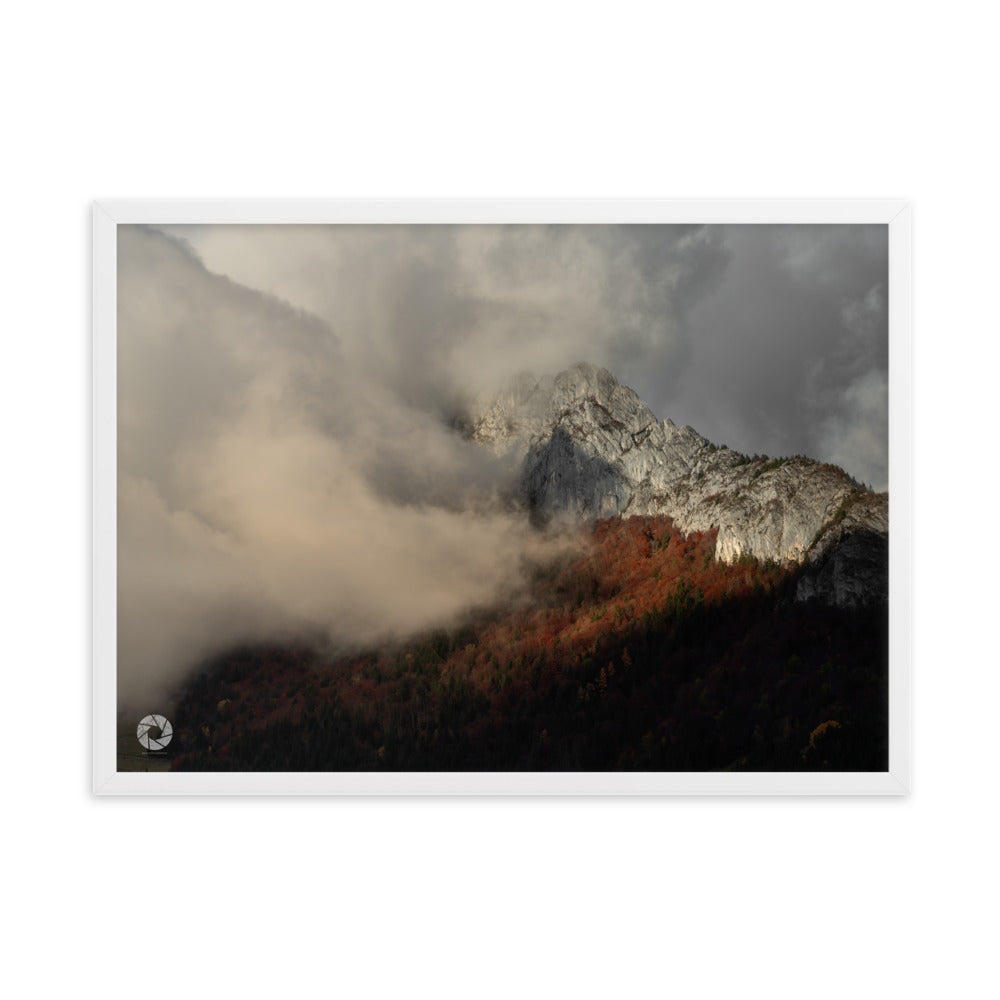 Photographie des montagnes émergeant au-dessus des nuages au coucher du soleil, capturée par Brad Explographie, offrant un panorama naturel majestueux et mystérieux.
