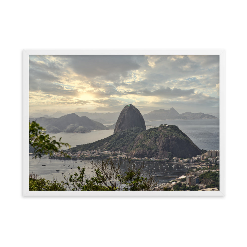 Image du célèbre panorama de Rio de Janeiro, une œuvre de Henock Lawson, parfaite pour représenter la splendeur et la culture vibrante du Brésil.