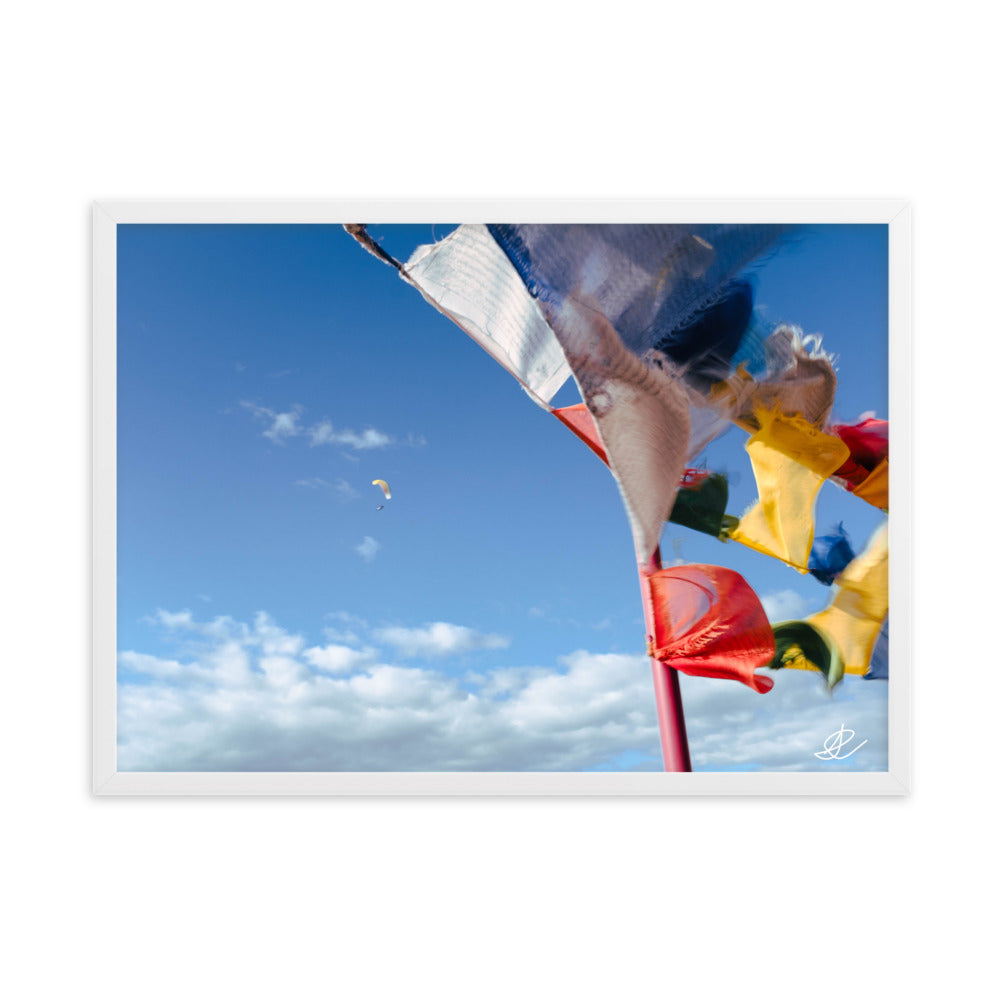 Poster encadré "Ciel en Fête" par Ilan Shoham, montrant une scène colorée de plein air, idéal pour ceux qui cherchent à ajouter une touche de gaieté et d'évasion dans leur espace.