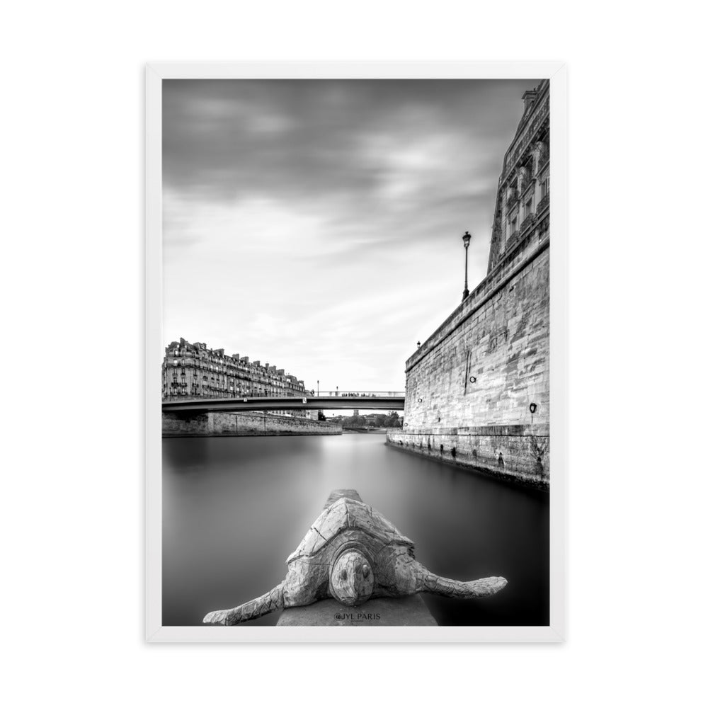 Poster encadré "Turtle Saint Louis" par @JYL.PARIS, montrant une vue artistique de Paris, idéal pour ceux qui apprécient l'art urbain et la sérénité des espaces naturels dans la ville.